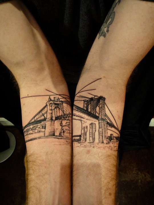 版画风格的黑色古城桥手臂纹身图案