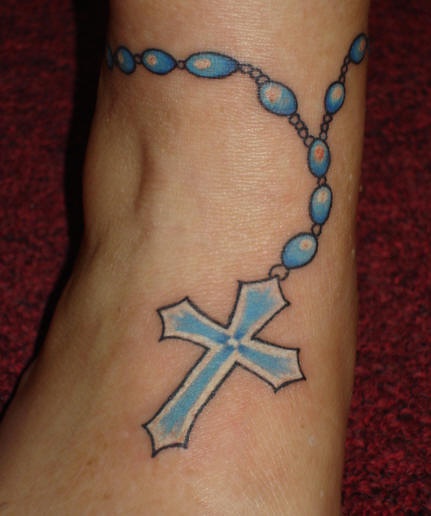 蓝色的念珠和十字架脚踝纹身图案