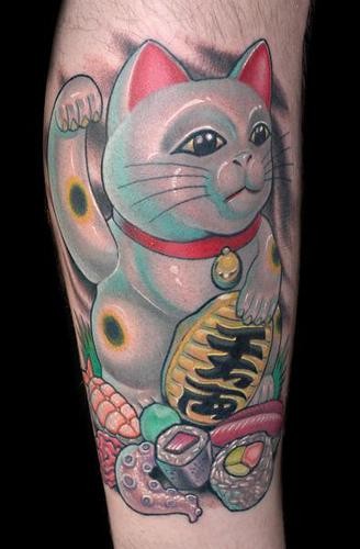 手臂彩色的3D日本招财猫和各种符号纹身图案