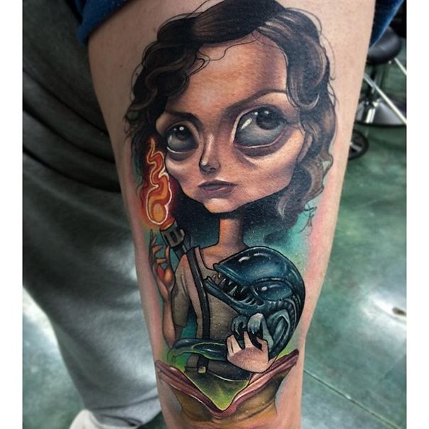 new school大腿彩色的女人与小外星人纹身图案