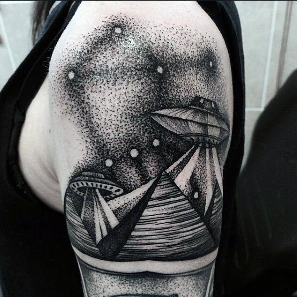 手臂黑白点刺宏伟的金字塔和外星飞船纹身图案