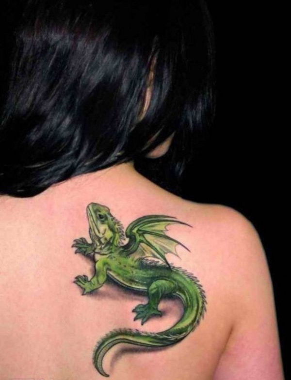 背部3D绿色的小蜥蜴和翅膀纹身图案