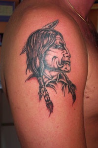 手臂印第安人头像纹身图案