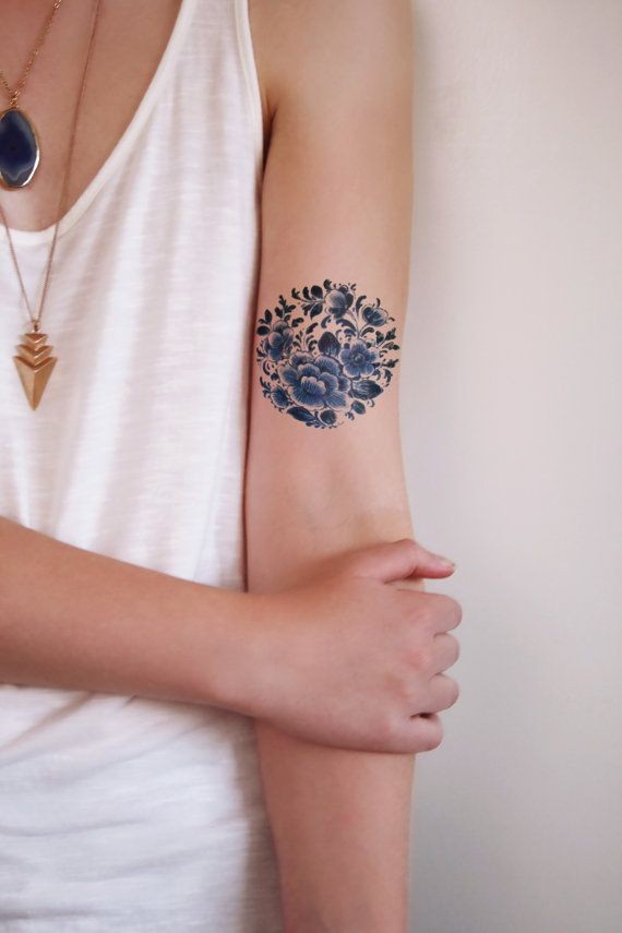 女孩手臂令人惊讶的深蓝色花朵纹身图案