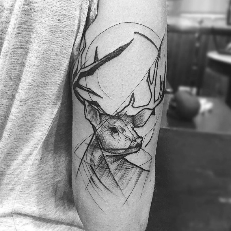 手臂简单设计的黑色小鹿纹身图案