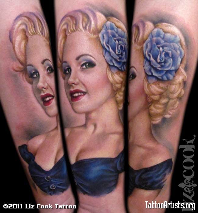 美丽的彩色女人肖像和花朵手臂纹身图案