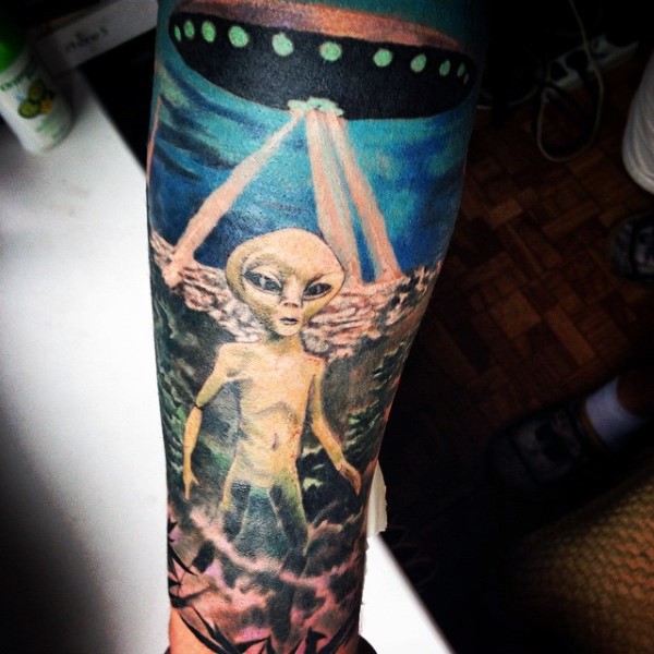 手臂漂亮的彩色外星人与飞船纹身图案