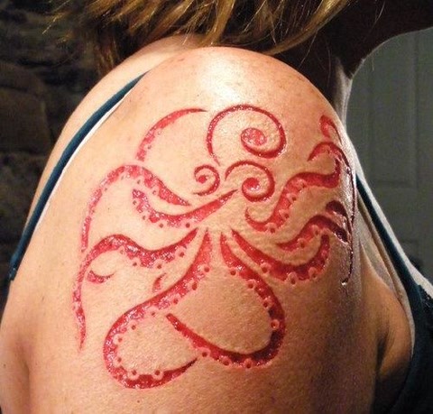 女生大臂割肉章鱼纹身图案
