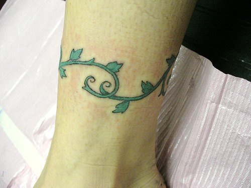 绿色植物藤蔓脚踝纹身图案