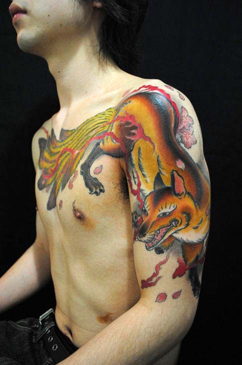 手臂和胸部可爱的红狐狸纹身图案