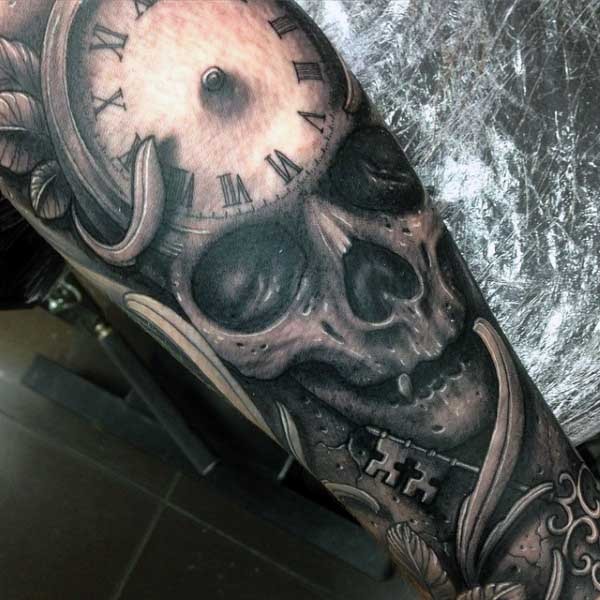 手臂黑色骷髅和时钟钥匙纹身图案