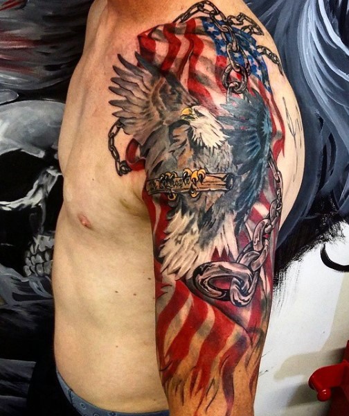 手臂五彩飞鹰铁链和美国国旗彩色纹身图案