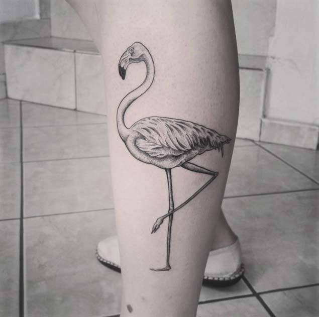 美丽的黑色3D火烈鸟小腿纹身图案