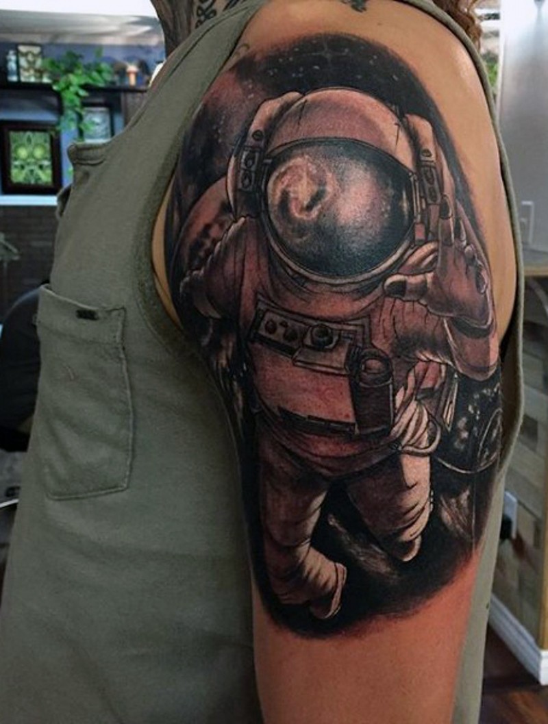 大臂3D写实的太空人纹身图案