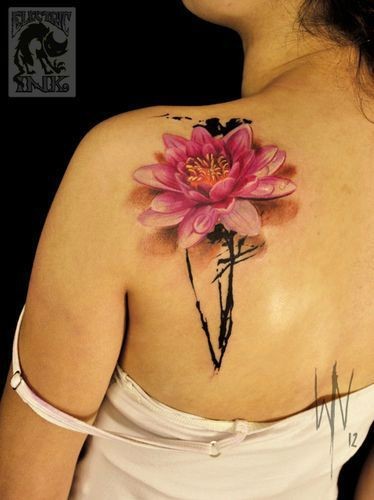背部3D逼真的彩色花朵纹身图案