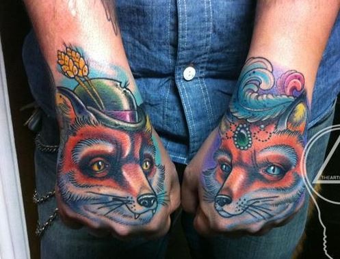 手背令人敬畏的彩色狐狸头纹身图案