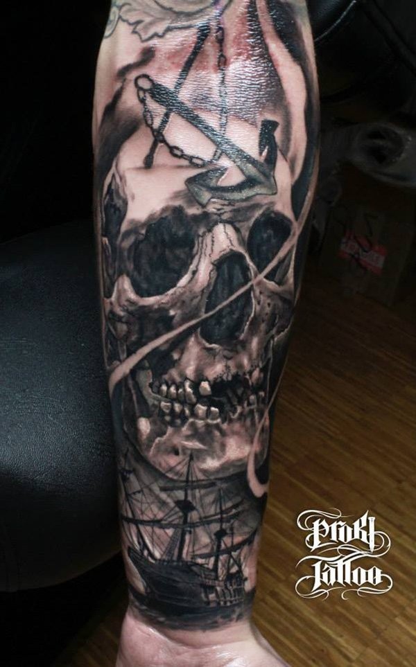 手臂写实的骷髅帆船和船锚纹身图案