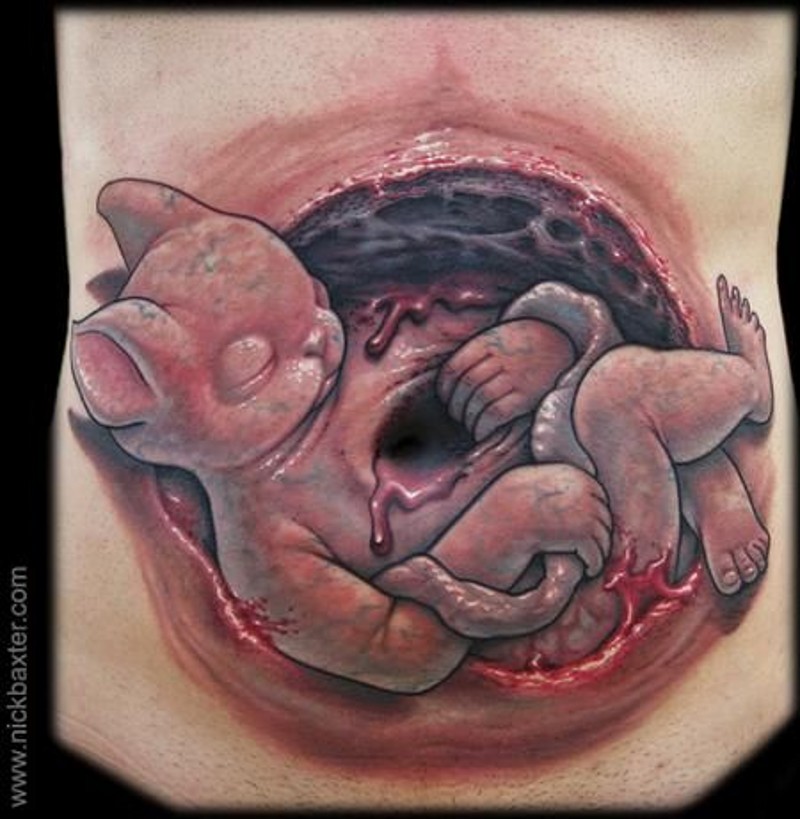 腹部令人毛骨悚然的3D彩色胚胎纹身图案
