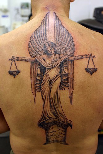 背部公平的天使纹身图案