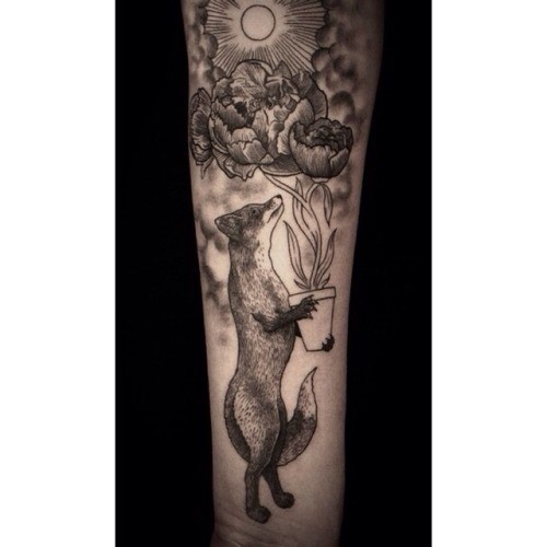 雕刻风格黑色狐狸与盆栽花朵和太阳手臂纹身图案