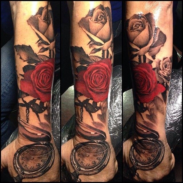 现代传统风格的彩色时钟玫瑰手臂纹身图案