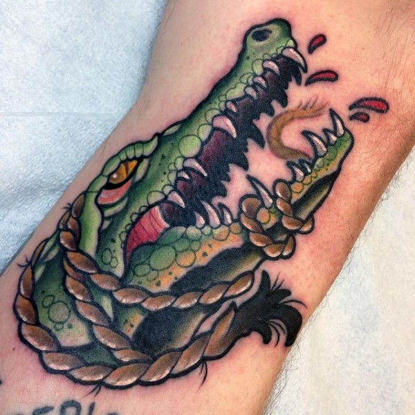 手臂上卡通风格的彩色鳄鱼绳子纹身图案