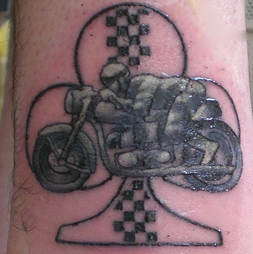 摩托车人像和三叶草脚踝纹身图案