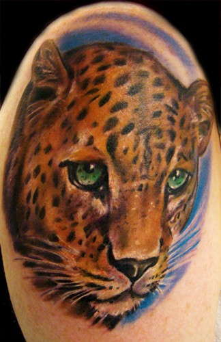 大臂写实的豹头纹身图案