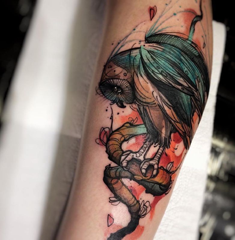 卡通风格的彩色猫头鹰与蛇手臂纹身图案