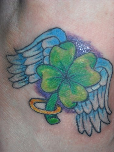 绿色四叶草和天使翅膀纹身图案