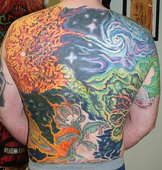 满背彩色的外星生物艺术纹身图案