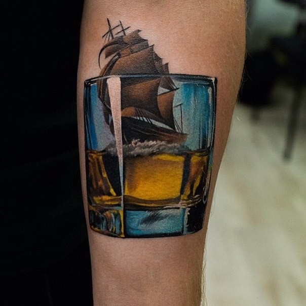 独特设计的3D彩色酒杯和帆船纹身图案