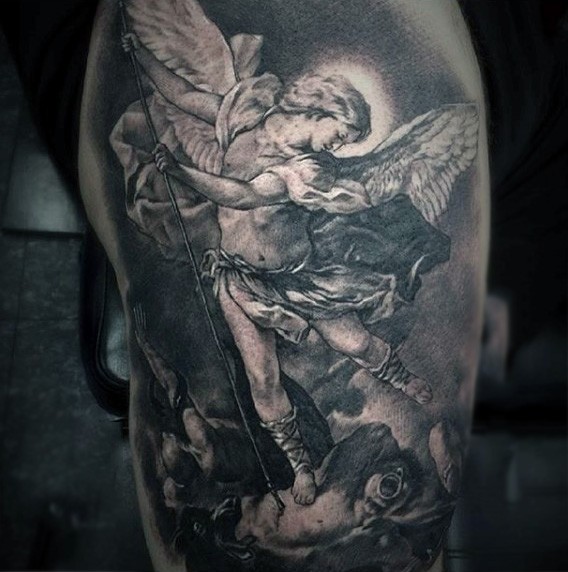 手臂黑白的天使战士纹身图案