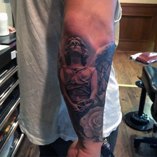 手臂黑色天使与玫瑰纹身图案