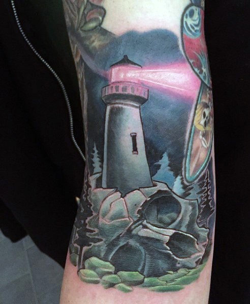 手臂彩色骷髅和粉红色光束的灯塔纹身图案