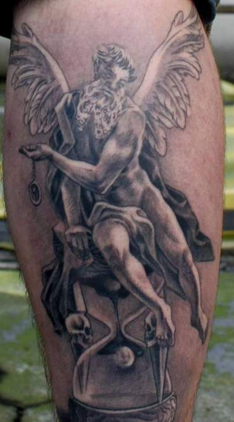 小腿老天使和沙漏纹身图案