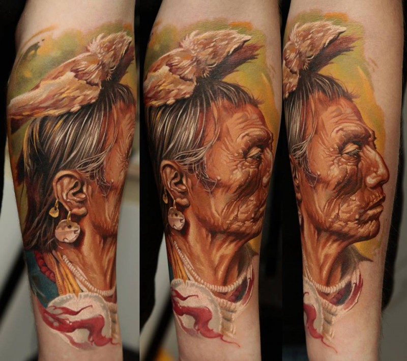 写实风格的印第安老人肖像彩色手臂纹身图案