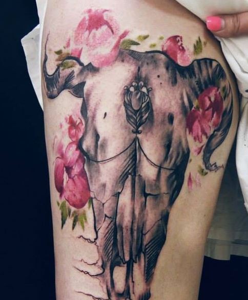 大腿美丽的彩色动物头骨与花朵纹身图案