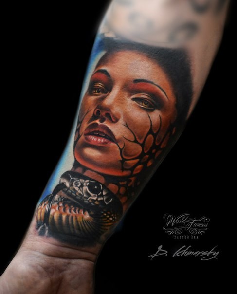 彩色可怕的女人脸与蛇手臂纹身图案