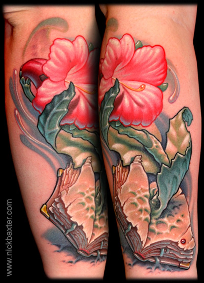 手臂非常漂亮的3D花朵与书籍纹身图案
