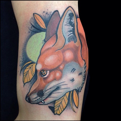 手臂卡通风格自然彩色大狐狸纹身图案