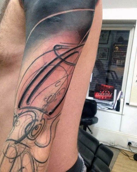 手臂抽象风格的线条鱿鱼纹身图案