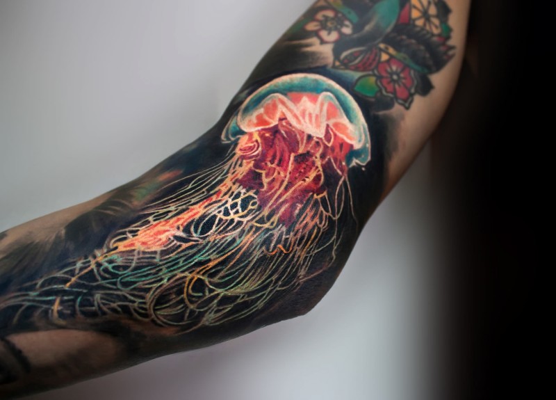 非常逼真的写实彩色水母手臂纹身图案