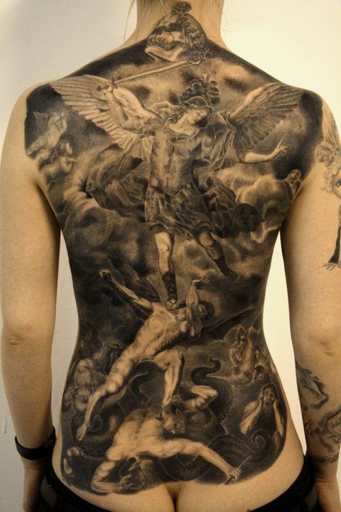 背部惊人的黑白天使战士战斗恶魔纹身图案