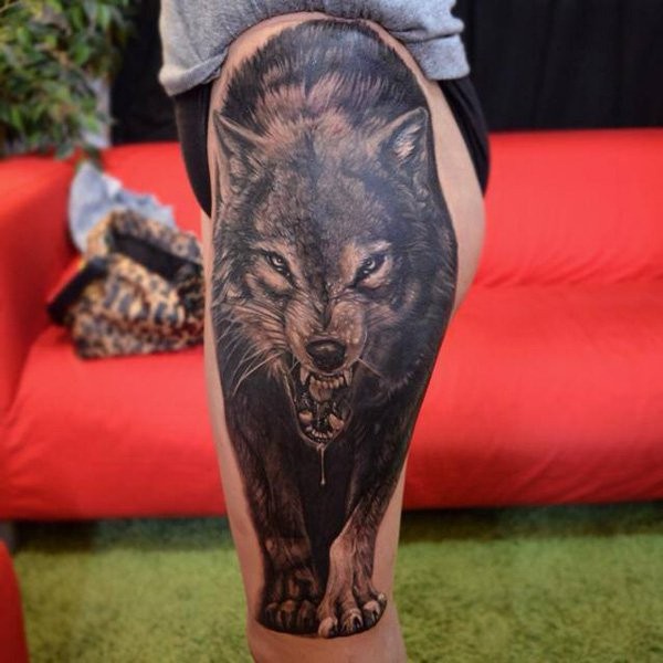 大腿毛骨悚然的自然色彩逼真狼纹身图案