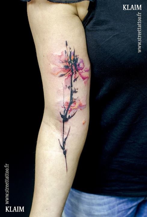 自然美丽的彩色花朵手臂纹身图案
