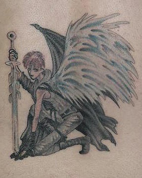 腰部漫画风格的邪恶天使纹身图案