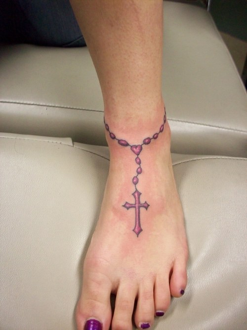 紫色的念珠十字架脚踝纹身图案