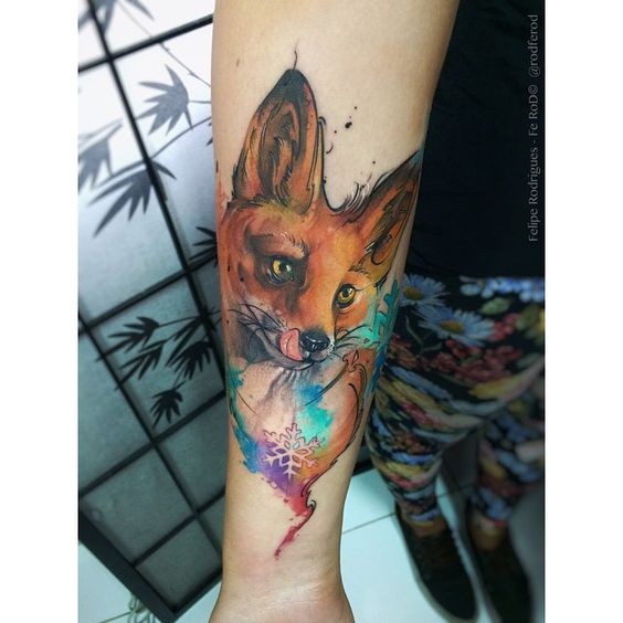 写实风格的彩色神奇狐狸手臂纹身图案