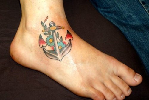 脚背彩色的船锚花朵纹身图案